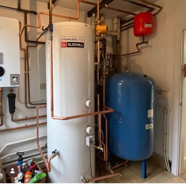 Replacement Gledhill hot water cylinder and blue accumulator installed by Oxyplumb