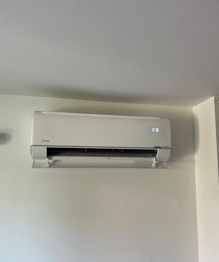Midea wall-mounted indoor air conditioning unit operating at 21 degrees